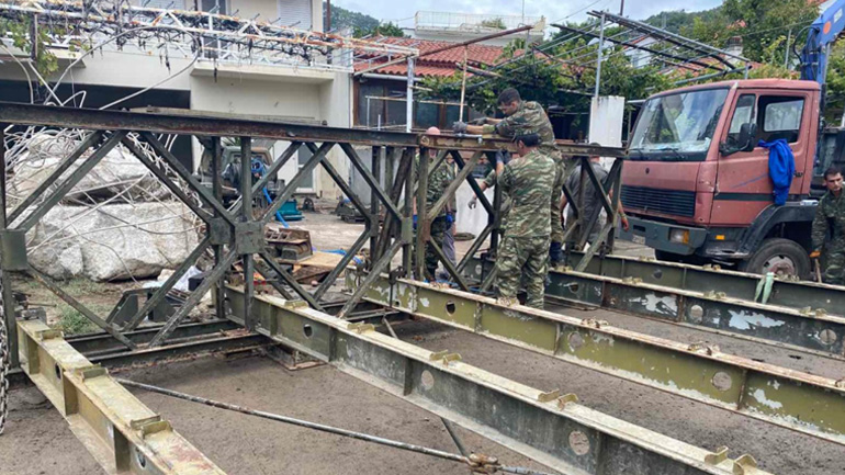 ΓΕΕΘΑ: Τοποθέτηση μεταλλικής γέφυρας στα Πολιτικά Ευβοίας ΓΕΕΘΑ: Τοποθέτηση μεταλλικής γέφυρας στα Πολιτικά Ευβοίας