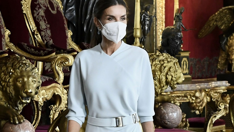 Το wrap dress της βασίλισσας Letizia που κολακεύει όλους τους σωματότυπους