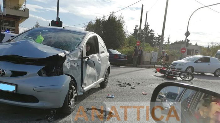 Νέα Μάκρη: Τροχαίο στη Μαραθώνος – Τραυματίστηκε οδηγός μοτοσυκλέτας