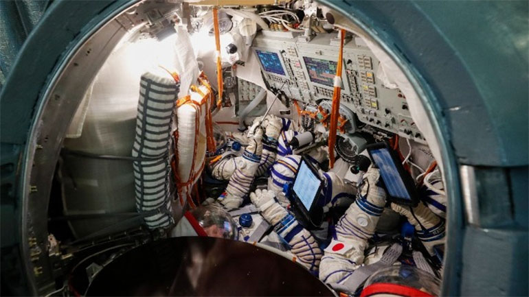 Η ρωσική ομάδα, που γύρισε την πρώτη ταινία στο διάστημα, επέστρεψε στη Γη