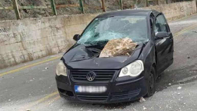 Αράχωβα: Βράχος έπεσε στο καπό αυτοκινήτου – Από θαύμα σώθηκαν οι επιβάτες