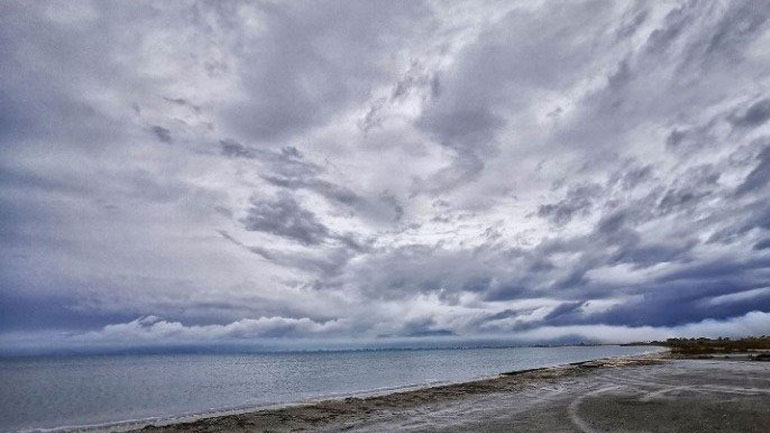 Άστατος ο καιρός σήμερα, με σποραδικές βροχές και καταιγίδες