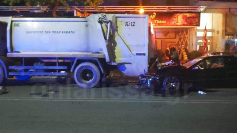Αυτοκίνητο έπεσε πάνω σε απορριμματοφόρο στη Λάρισα