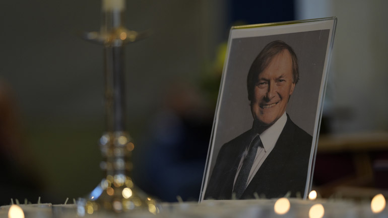 Βρετανία: Μήνυμα «ανεκτικότητας» στέλνει η οικογένεια του δολοφονημένου βουλευτή Έιμες