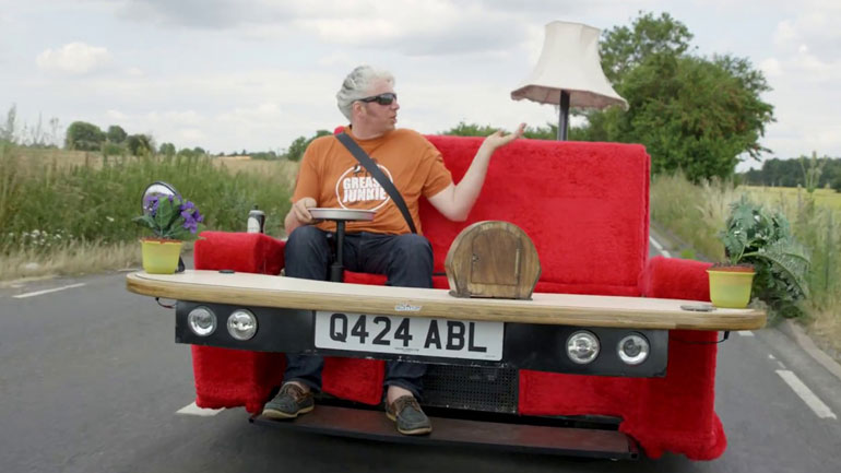 Πως θα σας φαινόταν αν οδηγούσατε ενα αυτοκίνητο…καναπέ