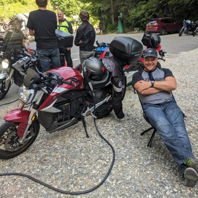 Στάση για φόρτιση της Zero SR/F και ειδικό καρεκλάκι για ξεκούραση.