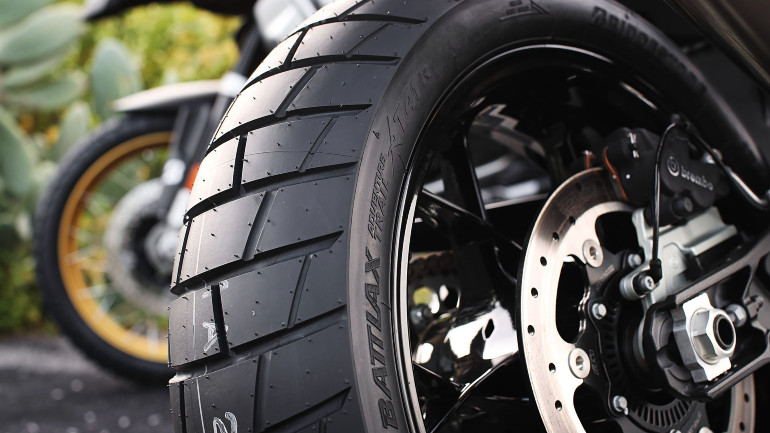 Στο πίσω μέρος έχουμε τριπλή γόμα για μεγαλύτερη αντοχή και καλύτερη πρόσφυση.