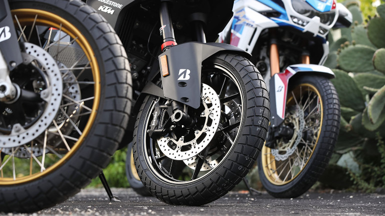 Στο εμπρός ελαστικό είναι διαθέσιμες διαστάσεις τόσο 19 ιντσών όσο και 21 ιντσών.