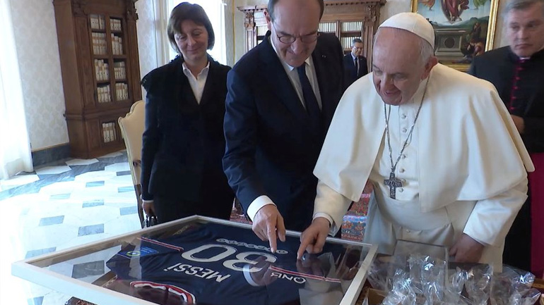 Ο πρωθυπουργός της Γαλλίας δώρισε στον Πάπα υπογεγραμμένη φανέλα του Μέσι