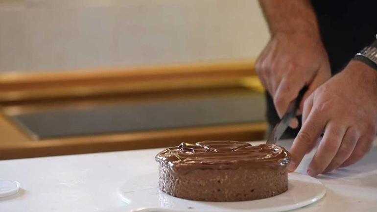 Λαχταριστή σοκολατένια τούρτα με 3 υλικά