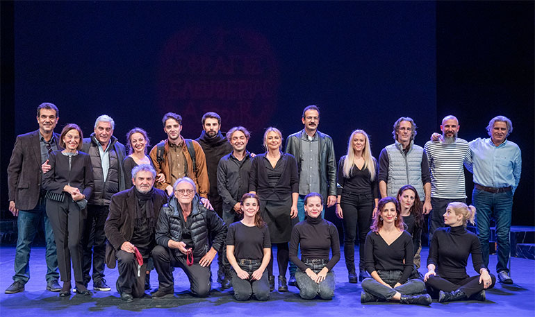 Η Πρόεδρος του Δ.Σ. του ΚΘΒΕ κ. Γιαννούλα Καρύμπαλη-Τσίπτσιου, ο Καλλιτεχνικός Διευθυντής του ΚΘΒΕ κ. Νίκος Κολοβός, ο Αναπληρωτής Καλλιτεχνικός Διευθυντής κ. Νίκος Νικολάου μαζί με τους συντελεστές και τους πρωταγωνιστές της παράστασης.