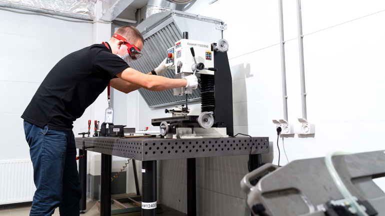 Οι υπερσύγχρονες εγκαταστάσεις δοκιμών του NTCE-R, διαθέτουν μεταξύ άλλων και έναν πολυλειτουργικό ρομποτικό «πάγκο» εργασίας