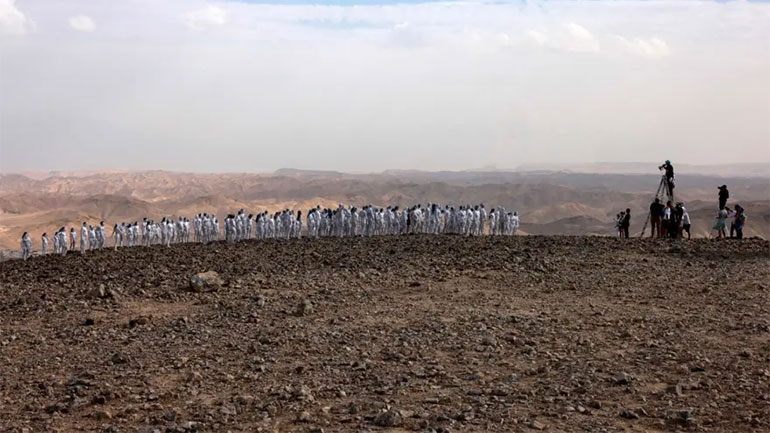 Ισραήλ: Διακόσιοι άνθρωποι πόζαραν γυμνοί για να σώσουν τη Νεκρά Θάλασσα