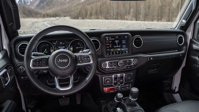 Off-road χαρακτήρας μαζί με σύγχρονη αισθητική στο εσωτερικό