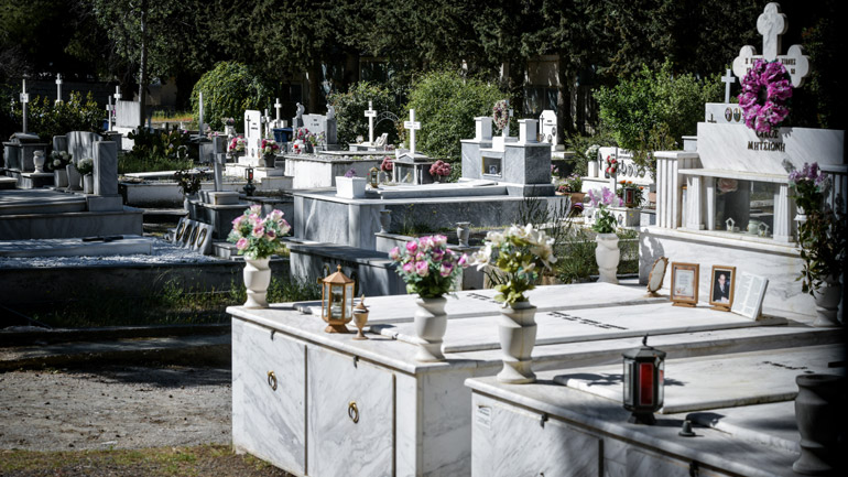 Θεσσαλονίκη: Άνοιξαν τον τάφο της μητέρας τους και δεν βρήκαν τα οστά της – Απαλλαγή τριών κατηγορουμένων