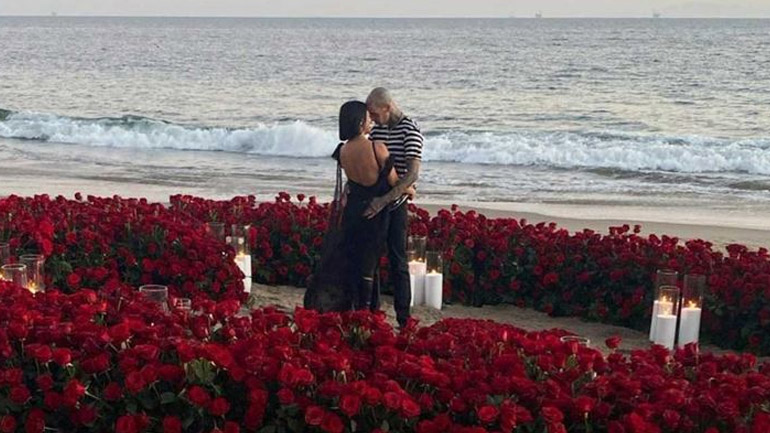 H Kourtney Kardashian και ο Travis Barker αρραβωνιάστηκαν – Η πρόταση γάμου στην παραλία