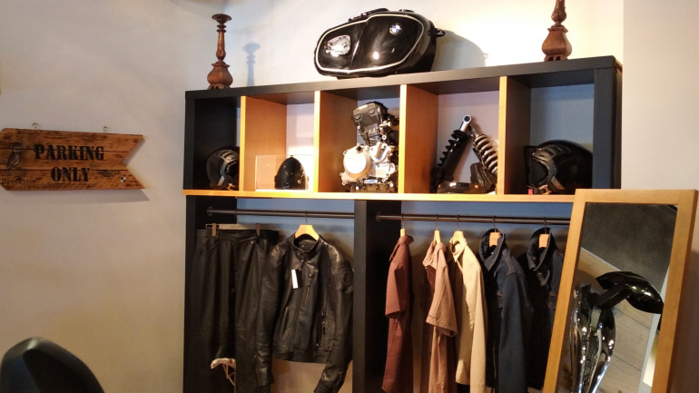 Φυσικά, το customizing δεν έχει να κάνει μόνο με εξατμίσεις και τροχούς.