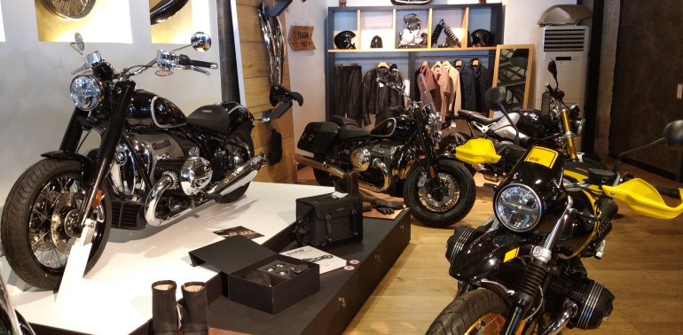 Στον χώρο μπορείς να απολαύσεις όλη τη σειρά R18 και R nineT της BMW.