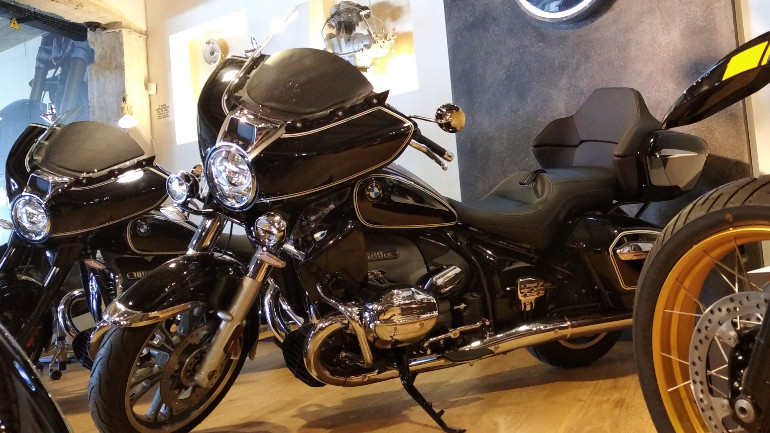 Το R18 Transcontinental σε πρώτο πλάνο με το Bagger ακριβώς δίπλα του.