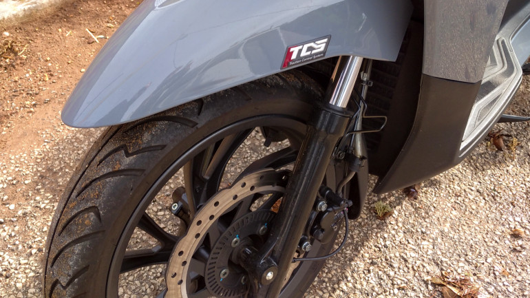 Ισχυρά φρένα με καλή αίσθηση στη μανέτα και ABS.