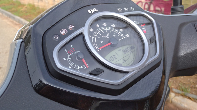 Έχουμε ξεχάσει πως είναι τα αναλογικά όργανα με όλα αυτά τα ψηφιακά πάνελ στις σύγχρονες μοτοσικλέτες.