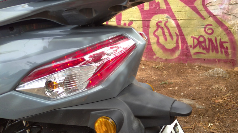 Το πίσω φωτιστικό σώμα έχει πολύ χαρακτηριστική "υπογραφή", ιδιαίτερα όταν την παρατηρείς το βράδυ.