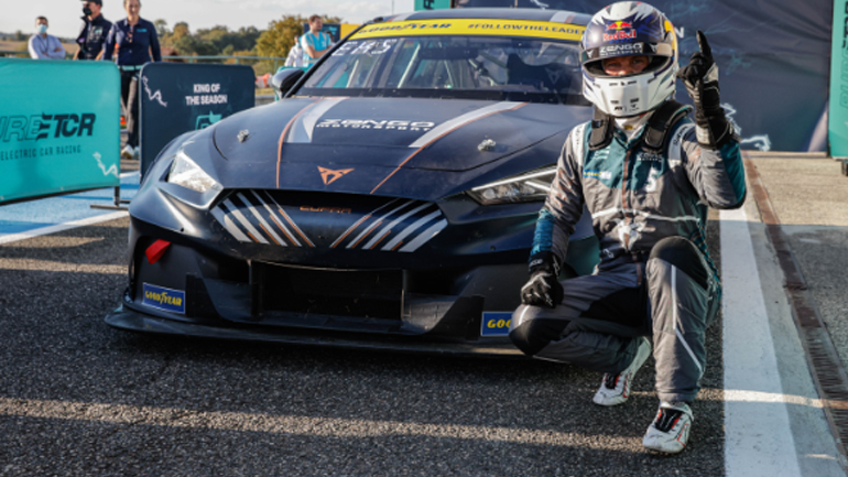 Η CUPRA ολοκλήρωσε με επιτυχία την πρόκληση που έθεσε το 2017, που ήταν να κατασκευάσει το πρώτο ηλεκτρικό αγωνιστικό αυτοκίνητο τουρισμού και να   κατακτήσει τη νίκη στο νεοσύστατο θεσμό