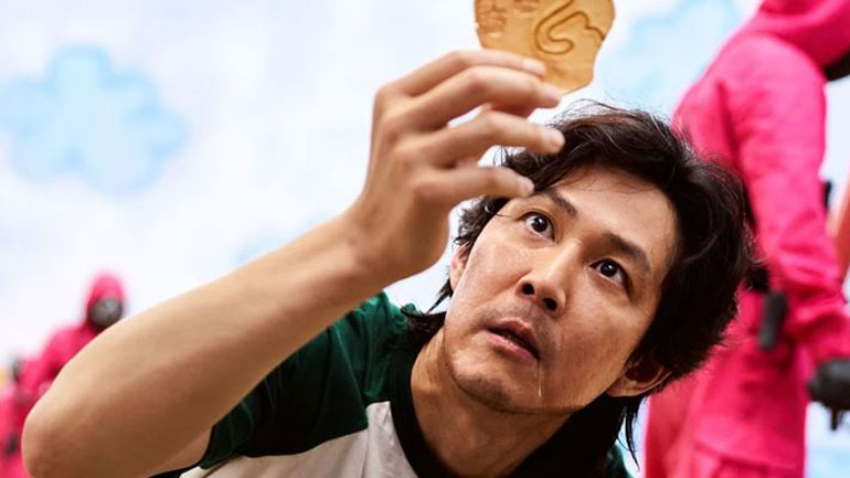 Lee Jung-jae: Ο πρωταγωνιστής της σειράς «Squid Game» εξηγεί γιατί έβαψε τα μαλλιά του κόκκινα