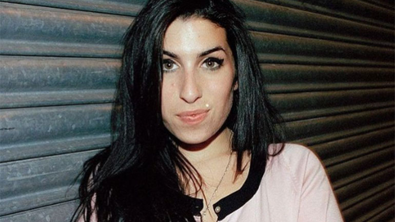 Προσωπικά αντικείμενα και ρούχα της Έιμι Γουάινχαουζ σε δημοπρασία