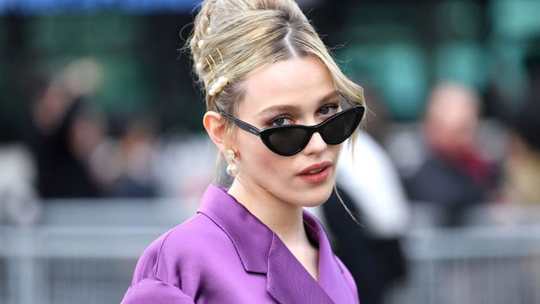 Victoria Pedretti: Πώς επιλέγει τα προϊόντα ομορφιάς της η πρωταγωνίστρια του «You»;