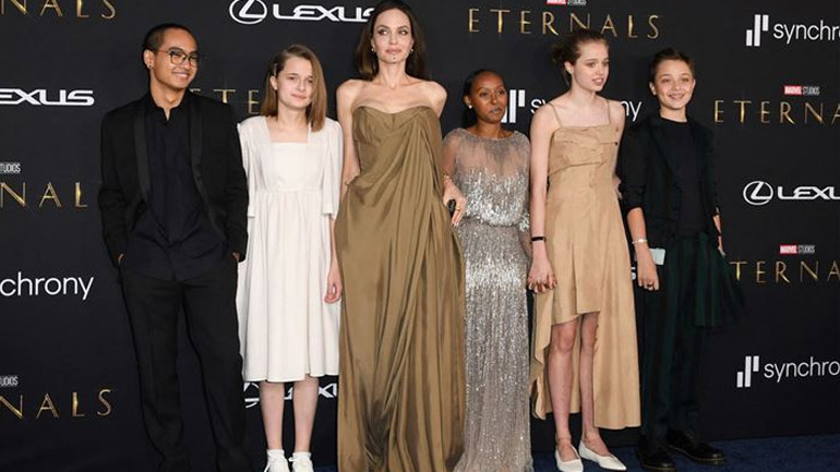 Angelina Jolie: Λαμπερή πρεμιέρα για τους «Eternals» με τα παιδιά της στο πλευρό της