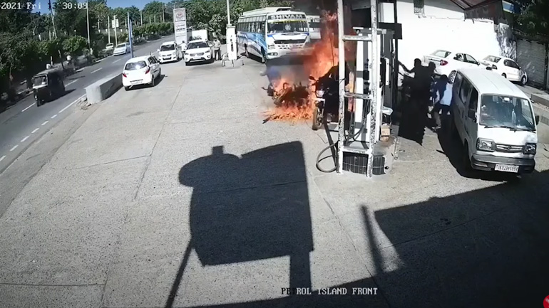 Mοτοσικλέτες παίρνουν φωτιά σε βενζινάδικο (Ινδία)