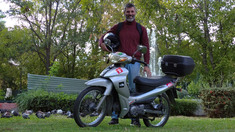 Αυτήν την εποχή κυκλοφορεί με ένα παπί αλλά ετοιμάζεται να κάνει κίνηση ματ με μια BMW S1000XR!