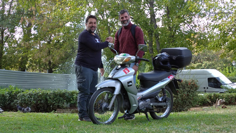 Έχουν περάσει άπειρες μοτοσικλέτες από τα χέρια του, αλλά μια φωτογραφία δεν κατάφερε να βρει!