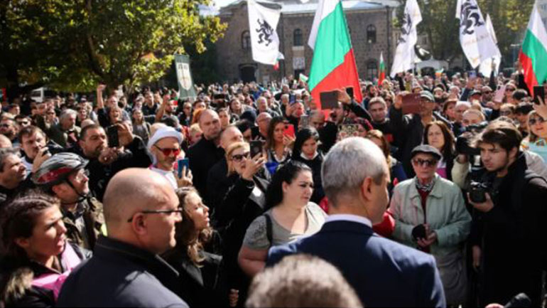 Βουλγαρία: Διαδήλωση κατά του «Πράσινου Πιστοποιητικού» στη Σόφια