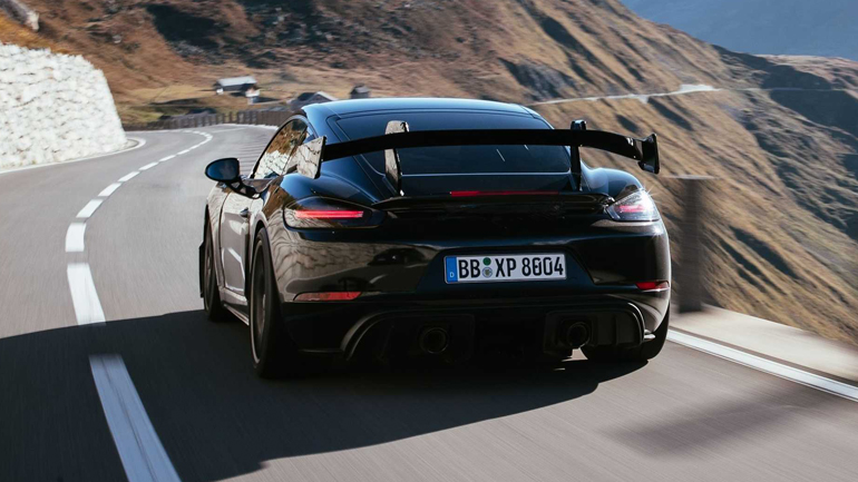 Ελαφρύτερη, ισχυρότερη και πιο στημένη για πίστα, η νέα Porsche Cayman GT4 RS