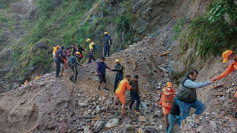 Τουλάχιστον 116 νεκροί σε Ινδία και Νεπάλ από τις πλημμύρες και τις κατολισθήσεις