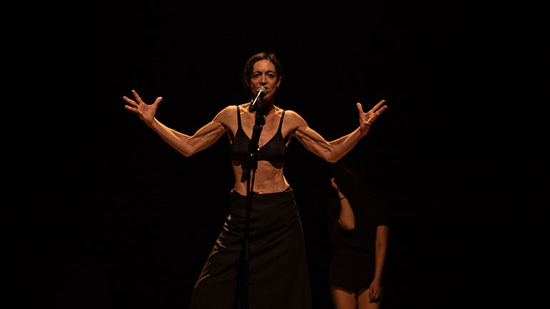 «Stones and Bones»: Το νέο έργο των RootlessRoot στη Στέγη του Ιδρύματος Ωνάση