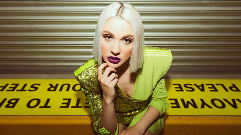 Joanne – Η λαμπερή pop τραγουδίστρια μια ανάσα πριν από την κορυφή!