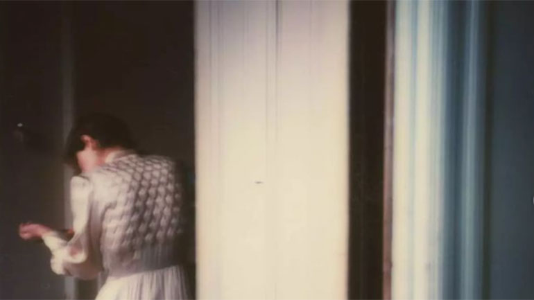 «Cocoon» του Duane Michals, φέρνοντας μουσική στη φωτογραφία