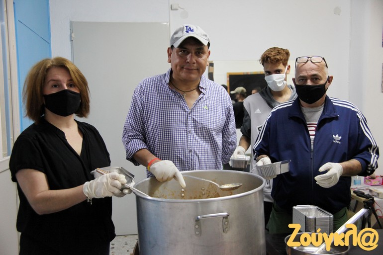 Στην εποχή της κρίσης και της αποξένωσης υπάρχουν  κι εκείνοι οι άνθρωποι, που χωρίς να φαίνονται, "υφαίνουν" με τον δικό τους τρόπο γύρω μας, τον "ιστό" της αγάπης.