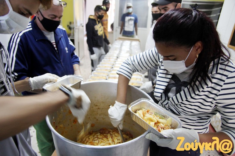 Ετοιμάζοντας τα πακέτα αγάπης τα οποία θα φτάσουν σε αυτούς που τα χρειάζονται