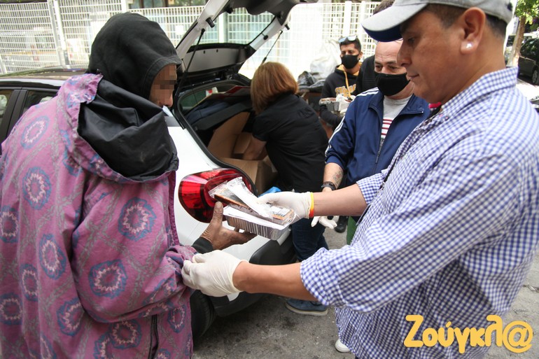 Στο κέντρο της Αθήνας ο Φελίπε μοιράζει μερίδες φαγητου σε τοξικοεξαρτημένους και σε άστεγους