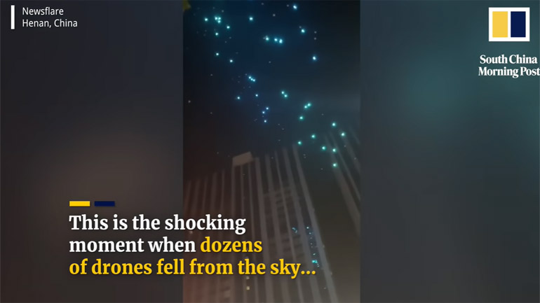 Σοκαριστική στιγμή με δεκάδες drones να πέφτουν από τον ουρανό
