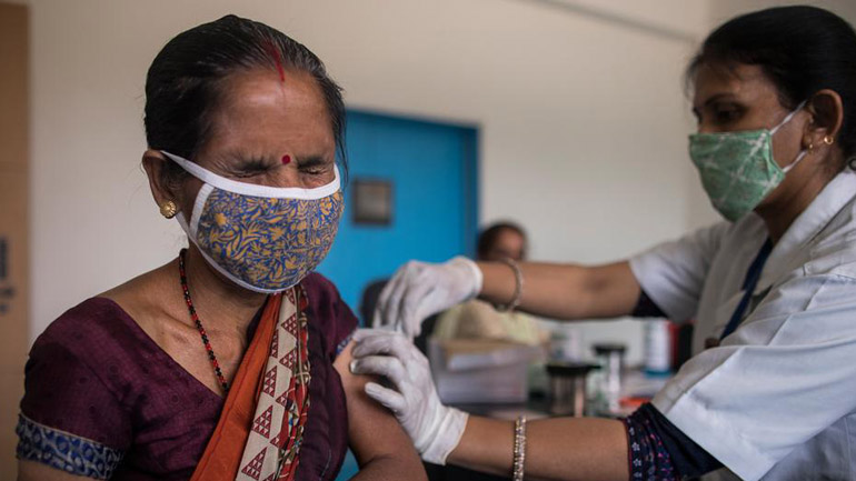 Η Ινδία γιορτάζει τη χορήγηση της δισεκατομμυριοστής δόσης εμβολίου για τον Covid-19