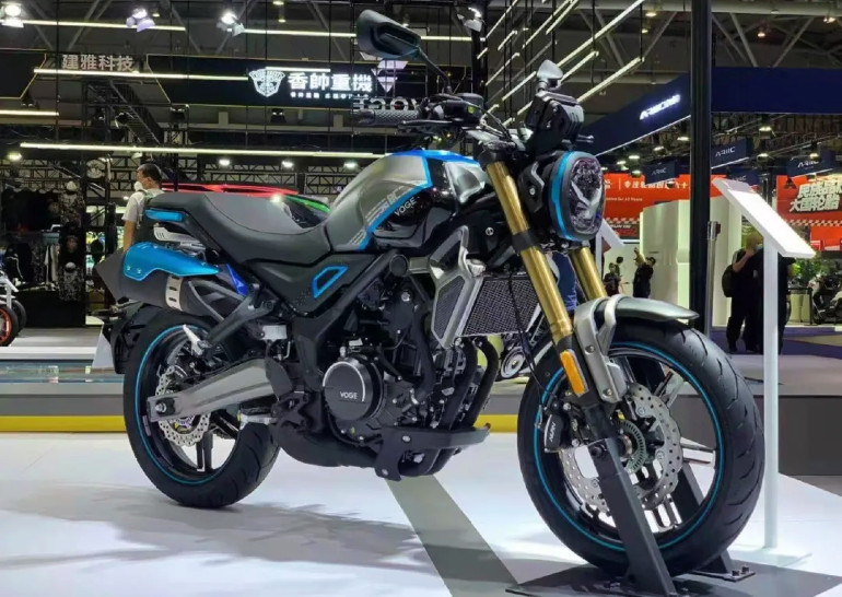 Η εξάτμιση βρίσκεται ψηλά, δίπλα σχεδόν στη σέλα τονίζοντας τον ρετρό χαρακτήρα της μοτοσικλέτας.