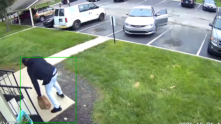 Διανομέας κλέβει το φαγητό που θα παρέδιδε