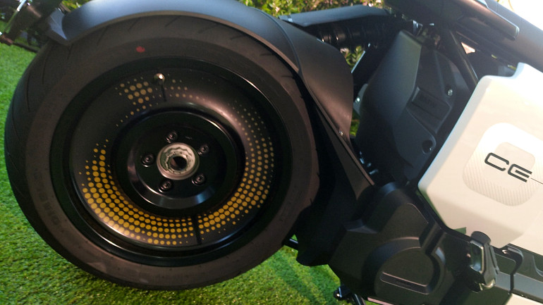 Πίσω τροχός 15 ιντσών με αεροδυμική σχεδίαση.