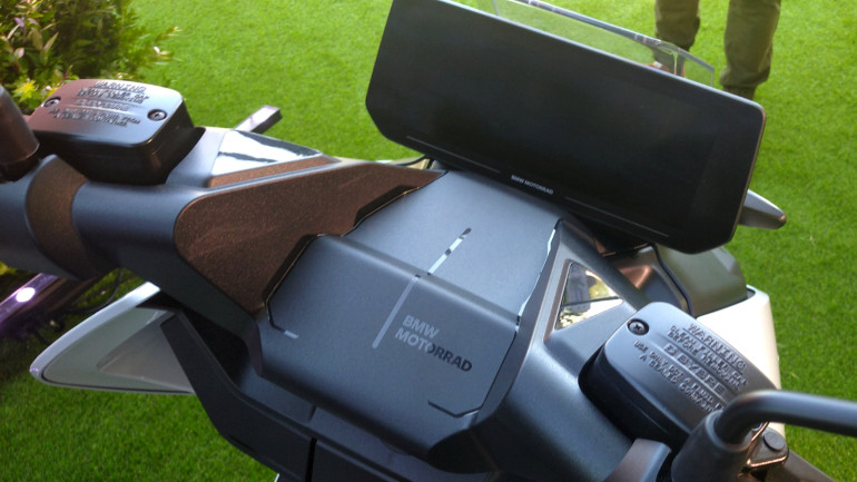 Τεράστια TFT οθόνη 10,25 ιντσών με έμφαση στη συνδεσιμότητα.