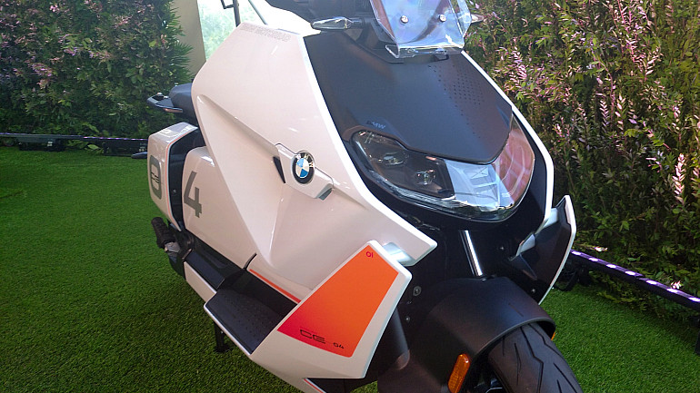 LED φωτιστικά σώματα με φωτισμό Welcome και Goodbye.